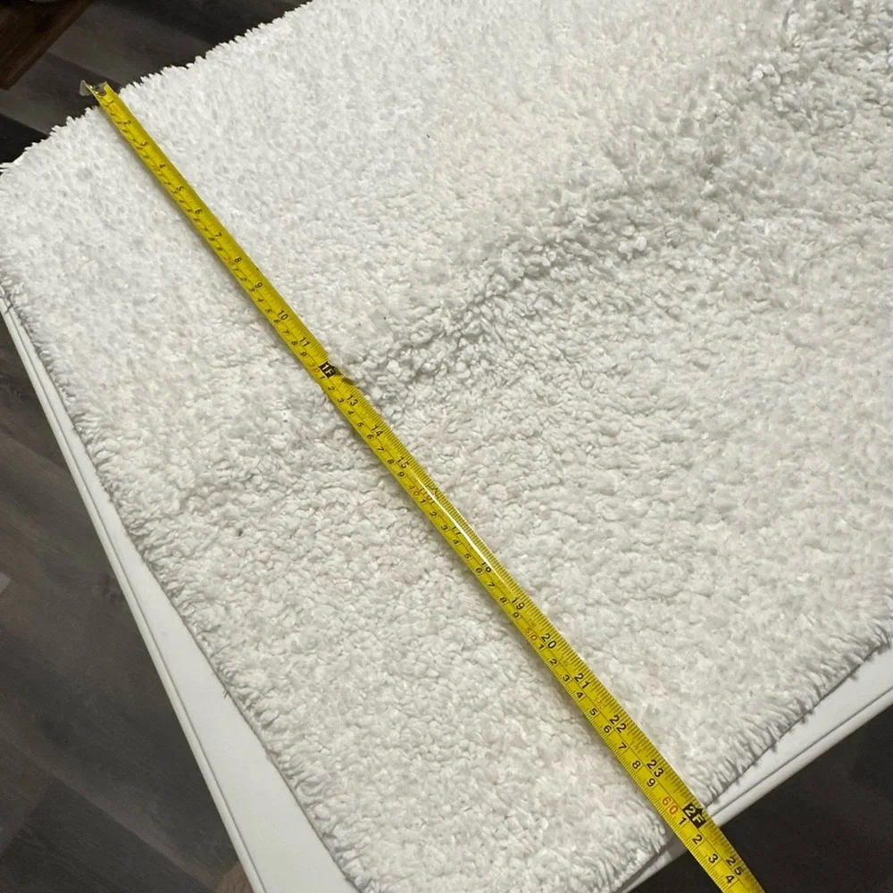 Mainstays 4 white fussy shaggy house bathroom rugs 3 large & 1 Control rug.